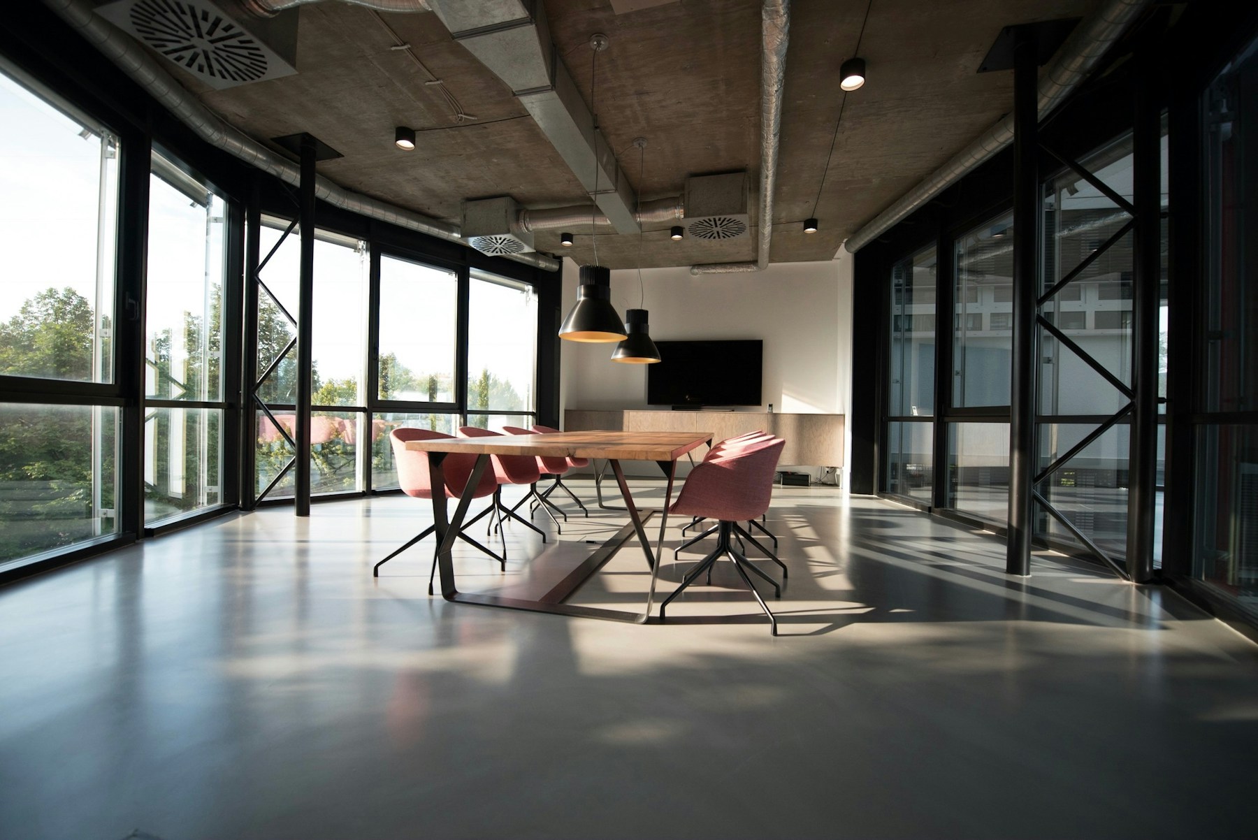 Espace de travail professionnel et lumineux